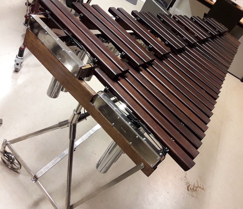 Tradisjon veileder hendene mens instrumentene får nytt liv.