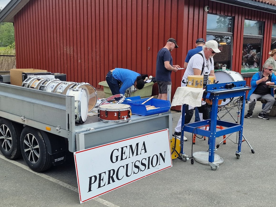 Her er et bilde fra bygde-dagen i fjor hvor jeg ordna en haug med trommer for lokale korps.